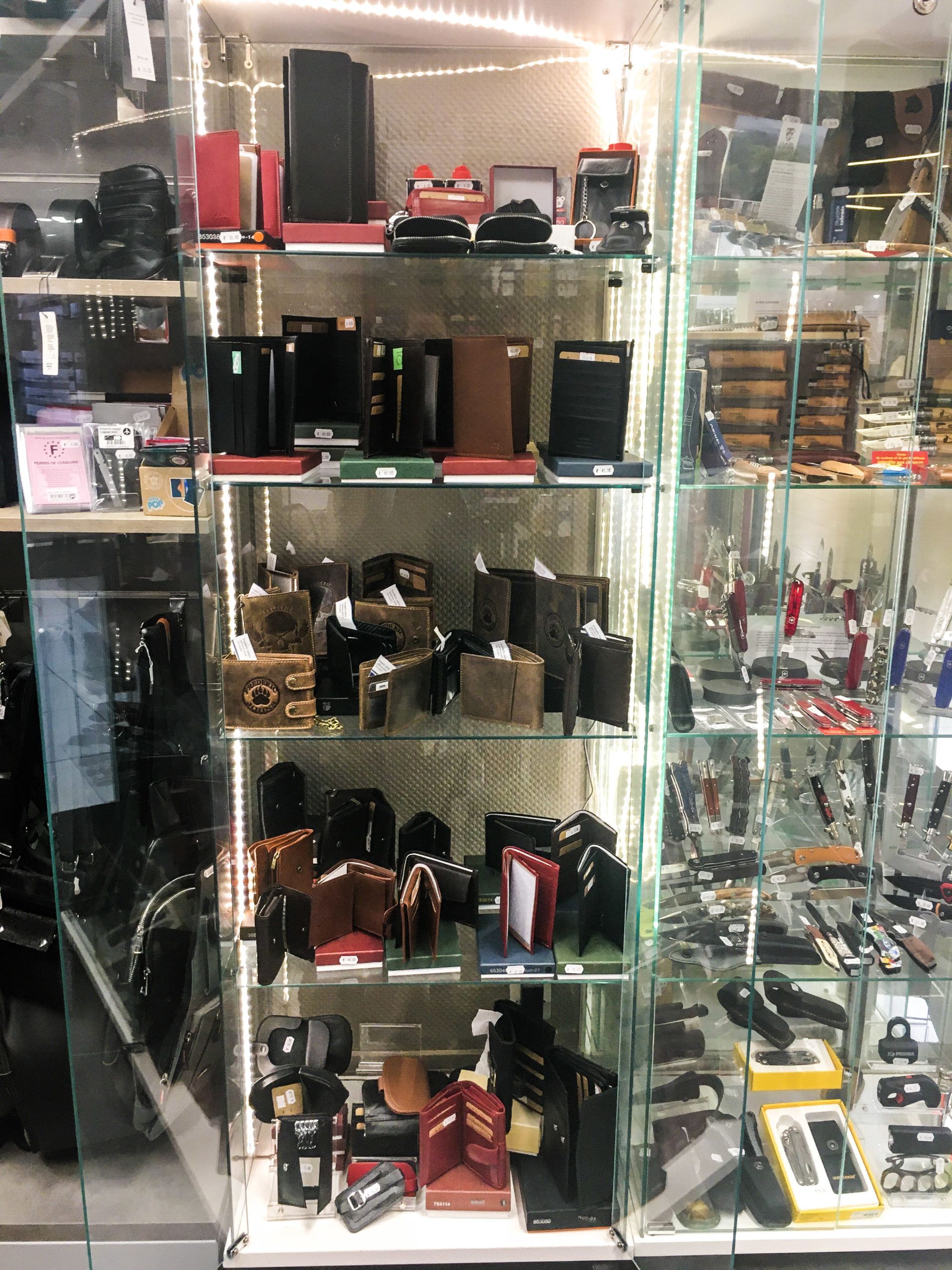 porte monnaie et portefeuille en cuir_idées cadeaux maroquinerie__Point Services poitiers porte monnaie et portefeuille en cuir_idées cadeaux maroquinerie__Point Services poitiers
