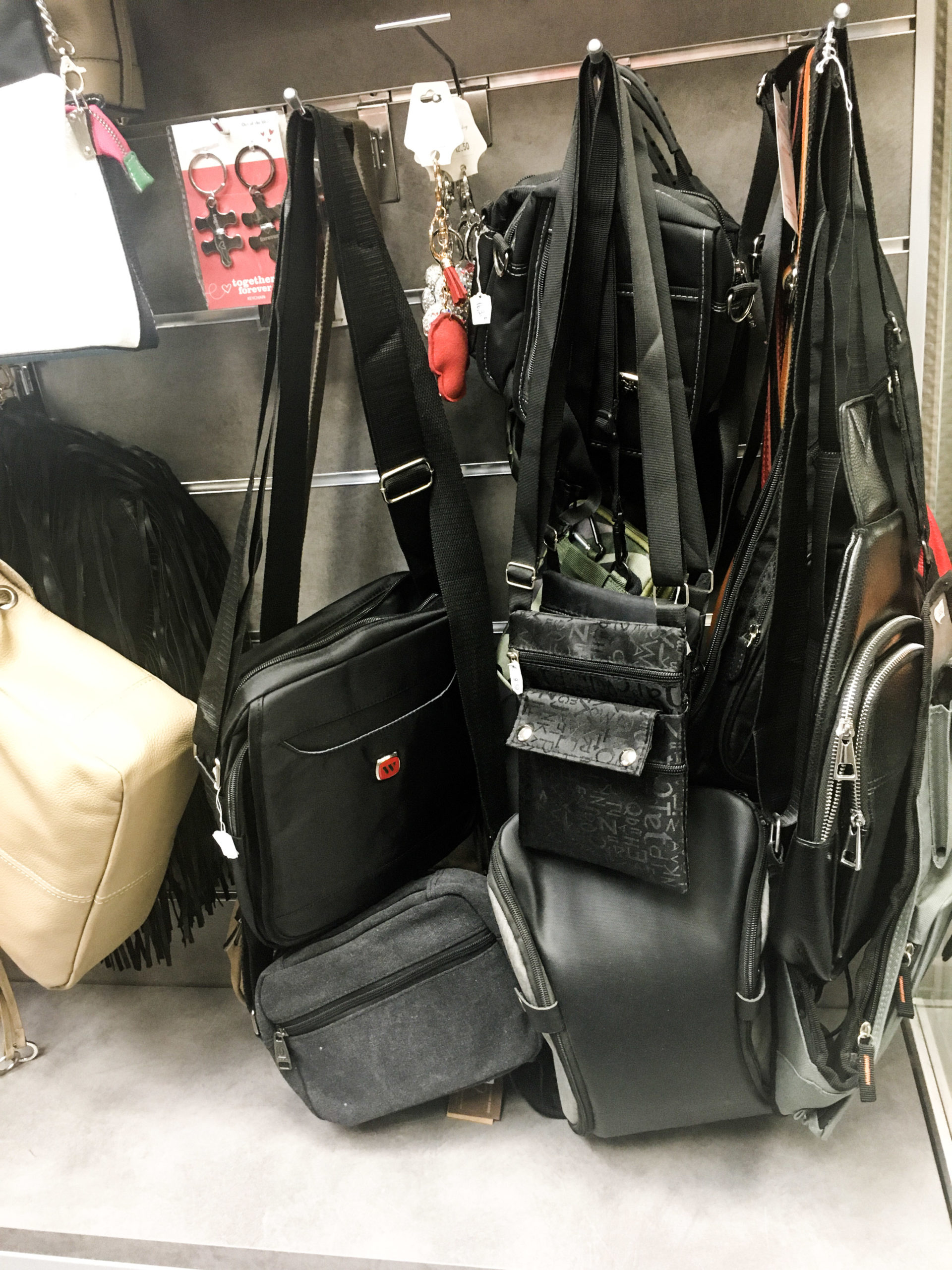 sac et sacoche en cuir_idées cadeaux maroquinerie__Point Services poitiers sac et sacoche en cuir_idées cadeaux maroquinerie__Point Services poitiers
